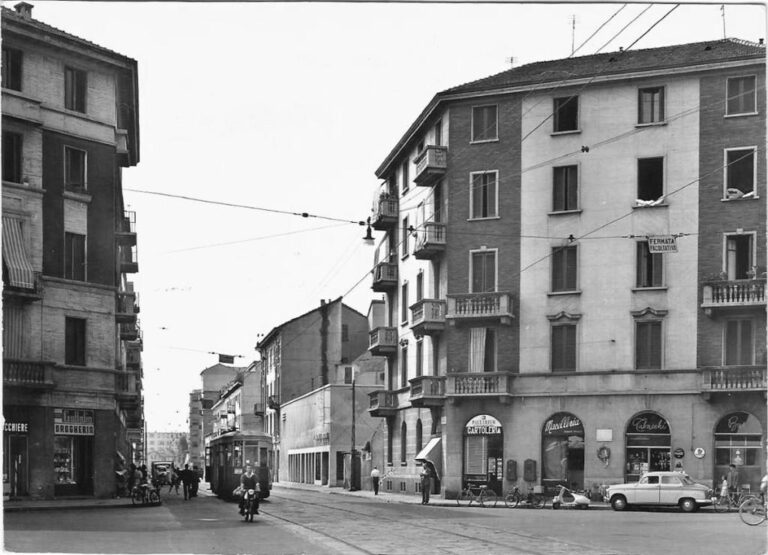 Dall'album Milàn l'era insci e da Giusepperausa.it uno scatto dell'incrocio (fine anni '50) delle Vie Ambrogio Binda, Franco Tosi e Watt. Si scorge il Cinema Europa, soprannominato dai residenti del quartiere il Bomba per la forma sferica di una parte del suo tetto, dove era inizialmente presente il proiettore e gli impianti cinematografici della sala.